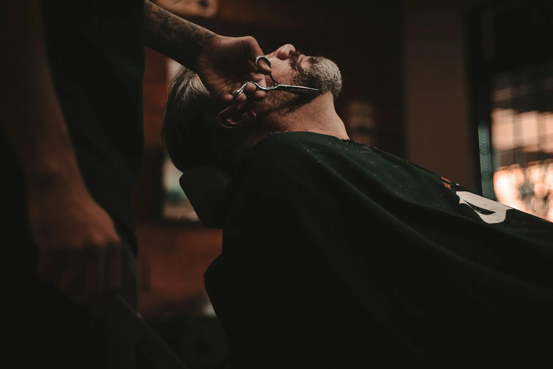 El detalle de un ritual de barba con tijeras, fotografía de referencia
